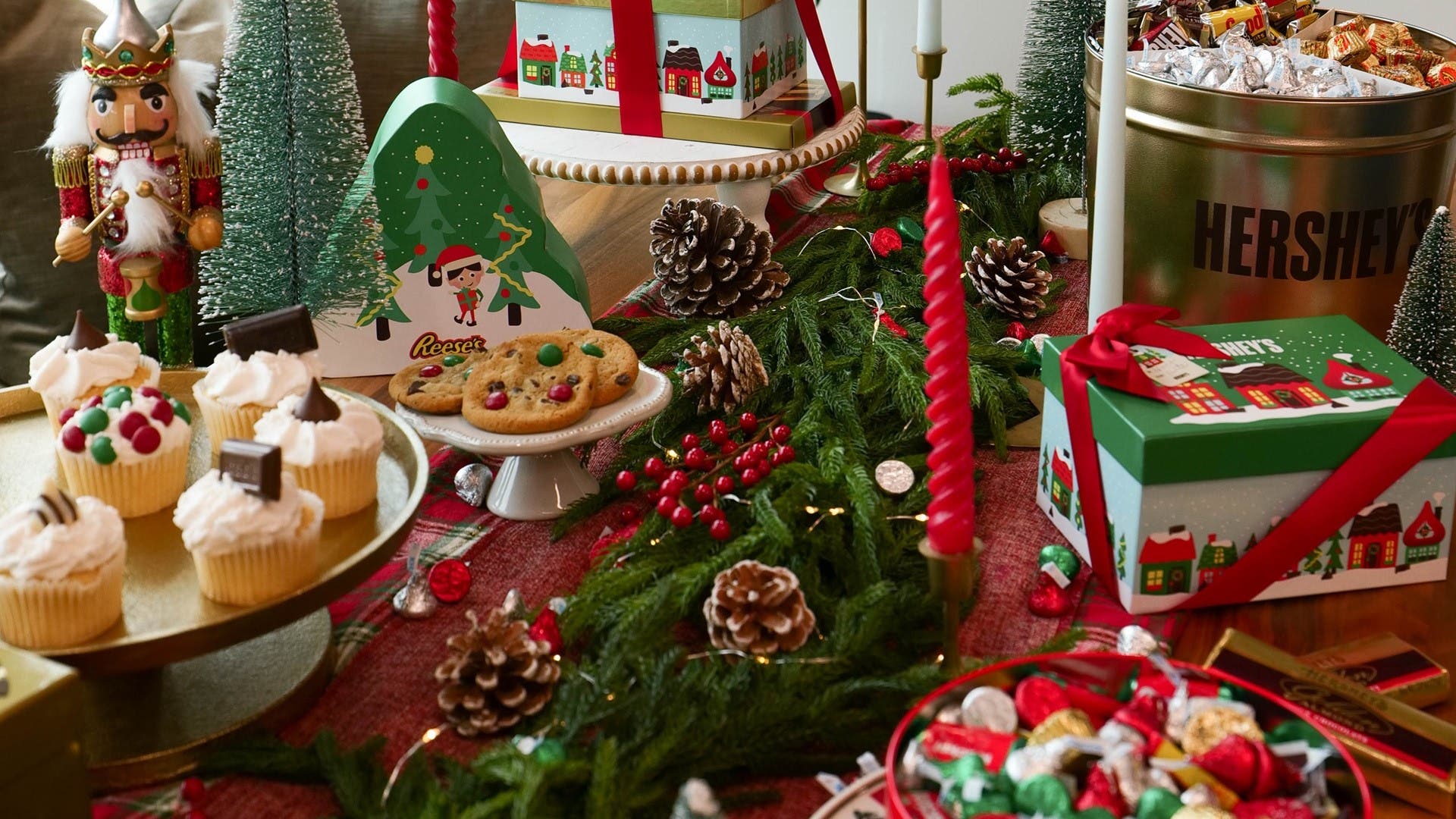 HERSHEY'S Holiday Tablescape